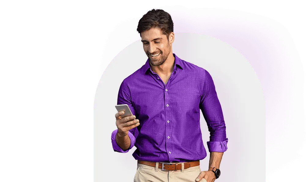 Homem com roupa formal ao celular.